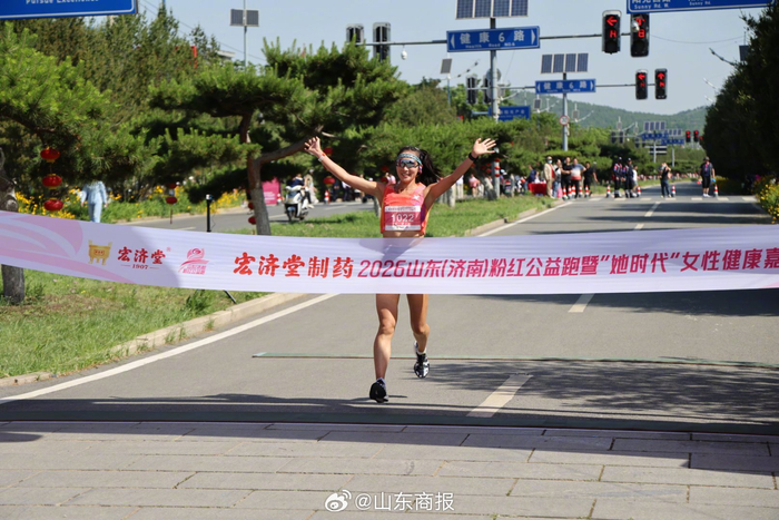 KOK体育登录入口-赵娜15分27秒夺济南粉红公益跑冠军，称赛道如训练课|山东队|济南市|比赛|马拉松|绿植_新浪体育_新浪新闻